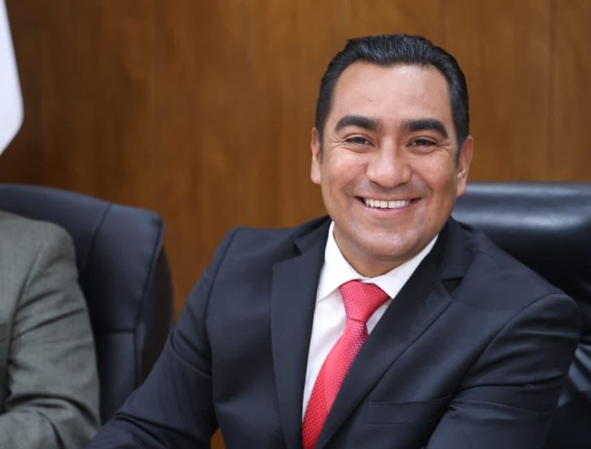 Impulsa Noel Fernández titulación de egresados de educación superior