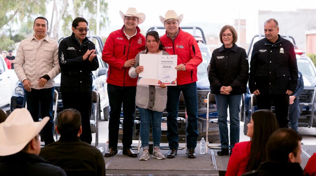 Esteban Villegas entrega títulos de propiedad a más de 200 familias en Vicente Guerrero