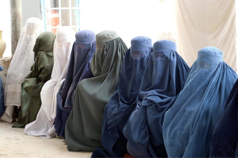 Talibanes aprueban ley que permite agredir a mujeres y menores