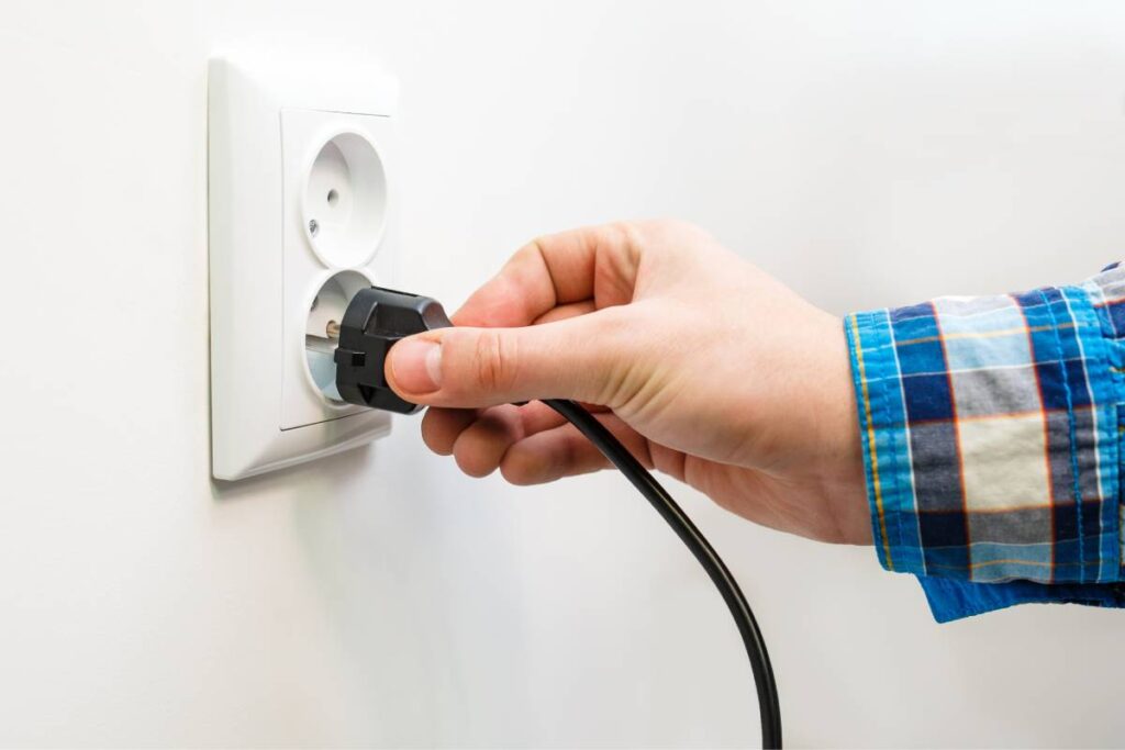 Ahorro de energía en el hogar: ¿Qué debes desconectar por la noche?