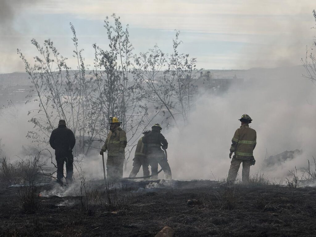 Incendio en basurero clandestino es apagado es atacado por los bomberos