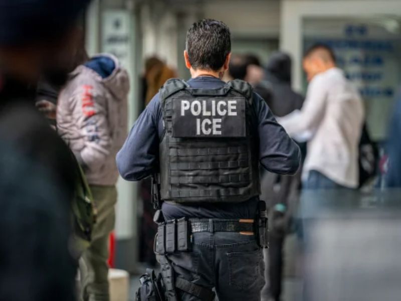 ICE reporta más de 379 mil arrestos de migrantes en un año