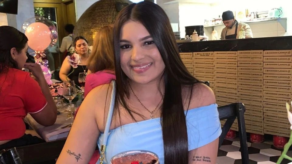 Joven salió a recibir un ramo de rosas por San Valentín y el repartidor la mató a balazos