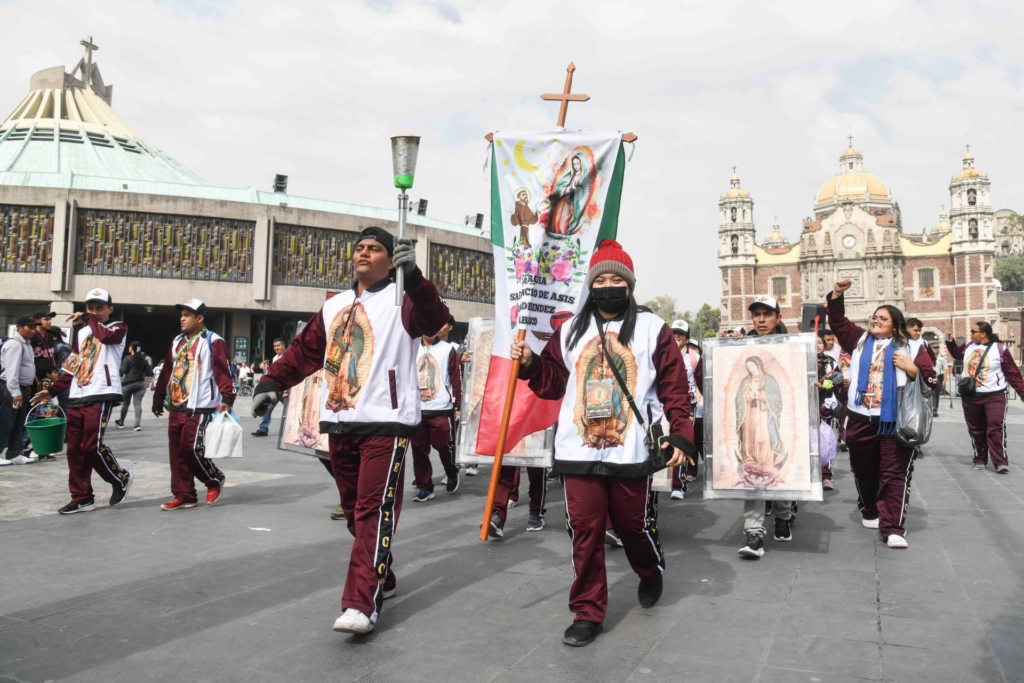 Más de 30 mil peregrinos caminan a la Basílica y claman por la paz