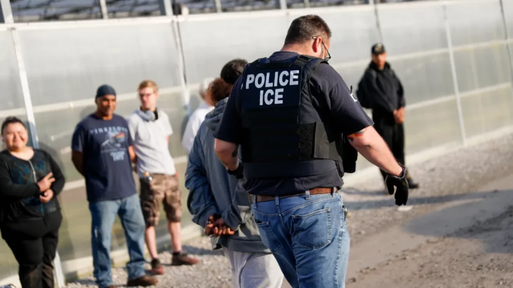 ICE investiga a oficiales por declaraciones falsas tras disparar a un migrante