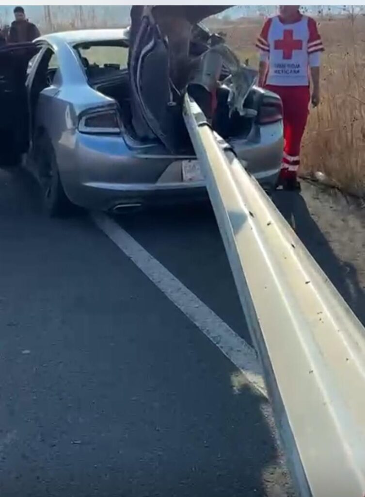 Muere un motociclista en accidente este domingo; carro queda encajado en barra metálica