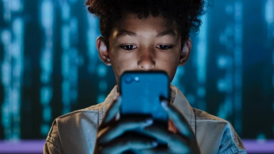 Uso temprano de redes sociales afecta el desarrollo cognitivo y emocional de menores