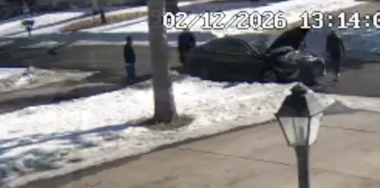 VIDEO: Agentes mujeres de ICE fingen falla mecánica para arrestar a mexicano