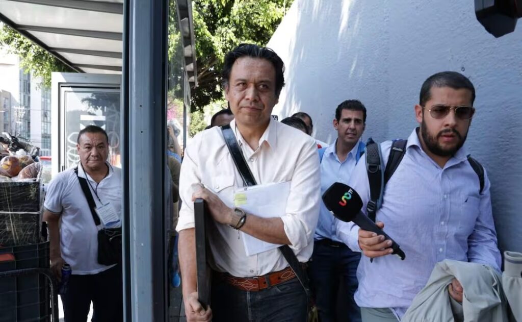 Marx Arriaga deja la SEP tras cinco días atrincherado y recibir su despido