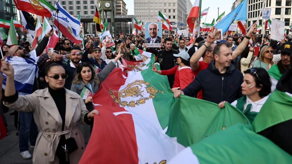Multitudes celebran en las calles la posible caída del régimen en Irán
