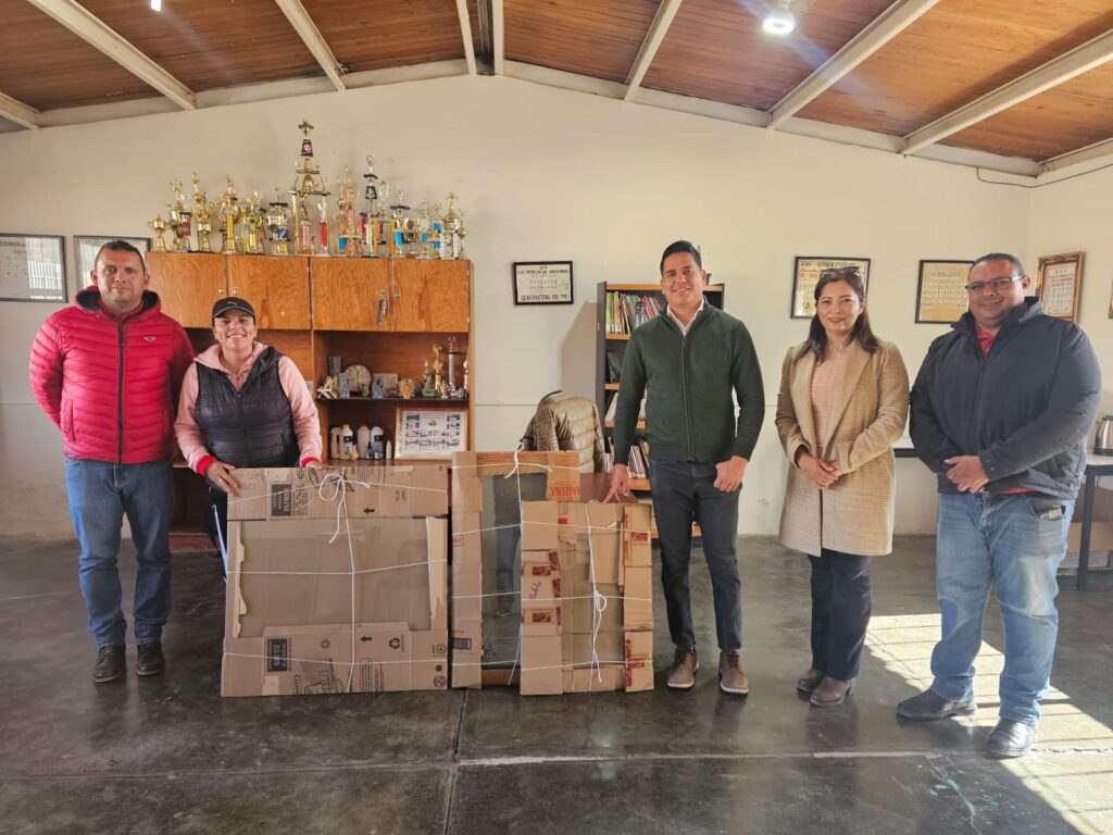 Protección de aulas con instalación de vidrios en escuelas de Santiago