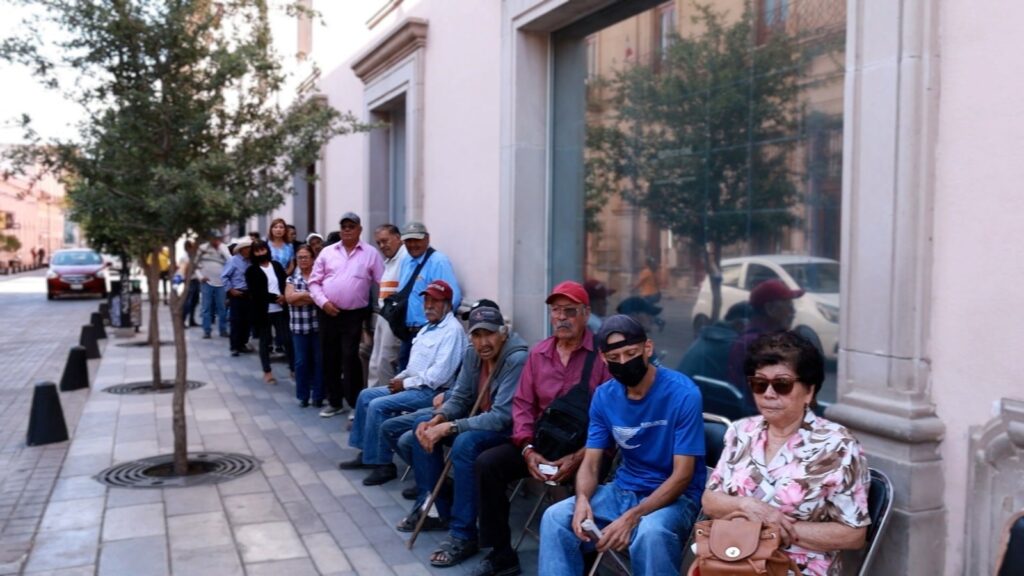 Adultos mayores no logran registrar su huella en bancos; CEDH Durango pide flexibilizar reglas