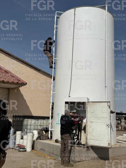 Federales y militares realizan cateo y aseguran cuatro mil litros de combustible