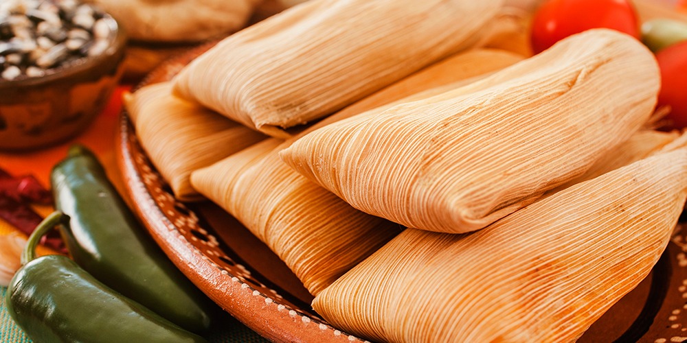 Extranjera se equivoca y se come tamal con todo y hoja