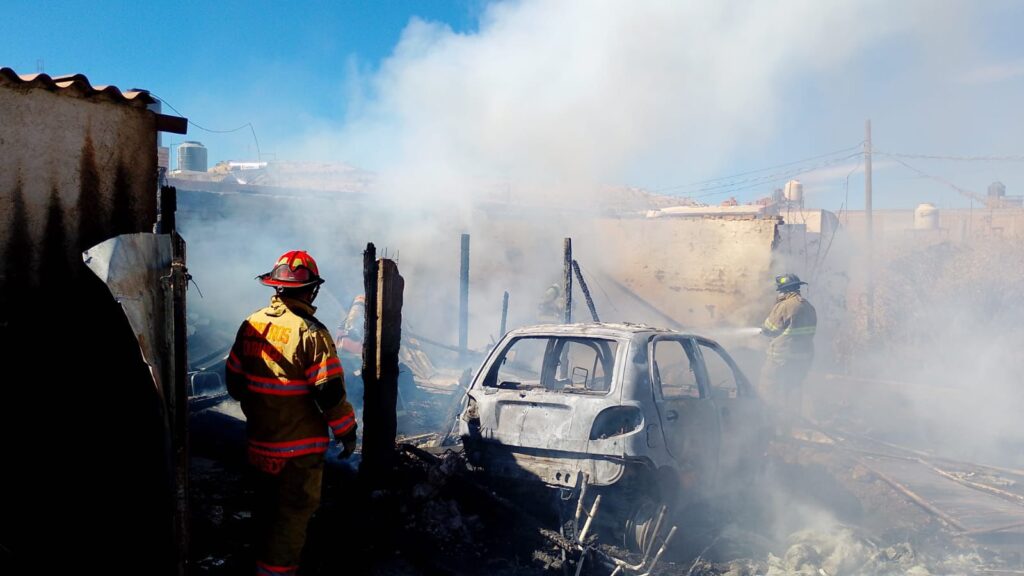 El fuego acabó con una casa con materiales frágiles y un vehículo en desuso