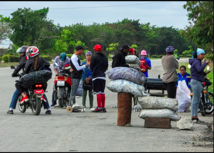 Cubanos recurren al carbón ante la crisis energética