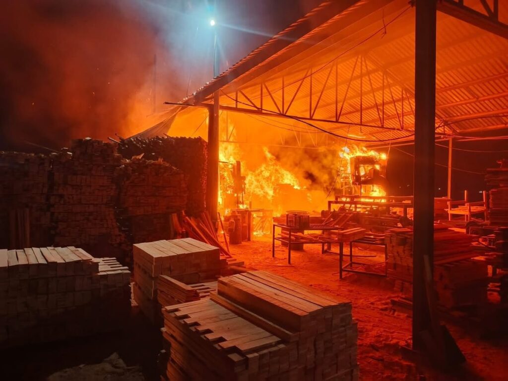 Bomberos ataca incendio en fabrica