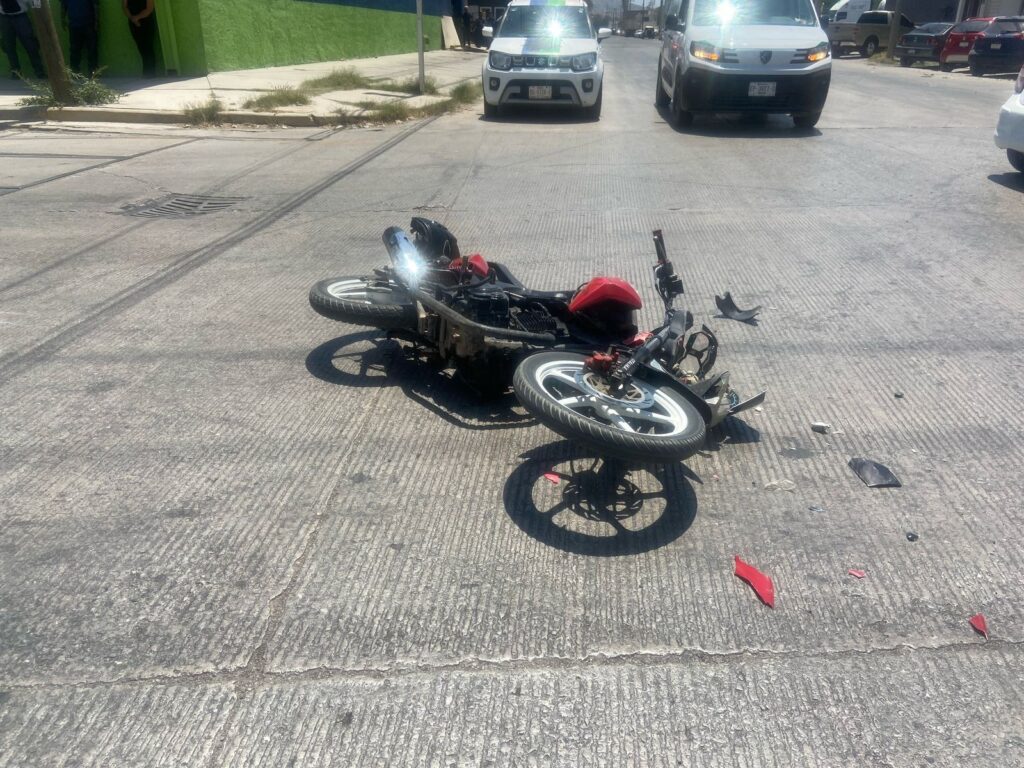 Mujer pierde la vida tras sufrir accidente en motocicleta; la conducía su pareja