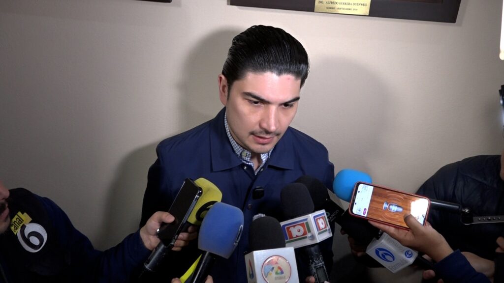 Si sube el transporte debe mejorar el servicio; dialogan con alumnos y sindicatos: Alex Gurrola