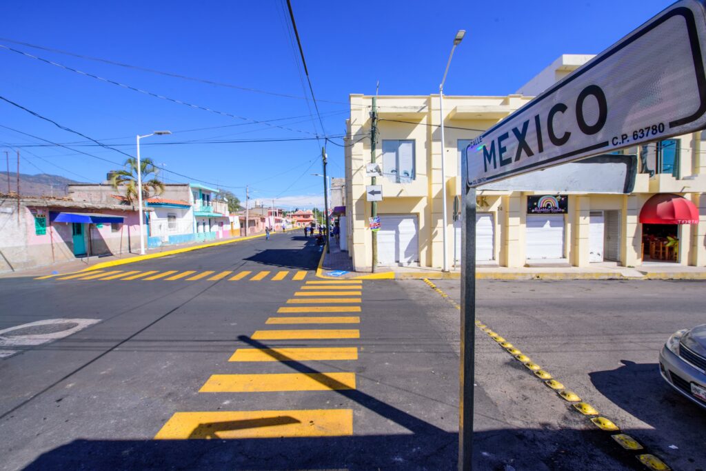 Entrega Navarro obra de rehabilitación de la calle México, en Xalisco