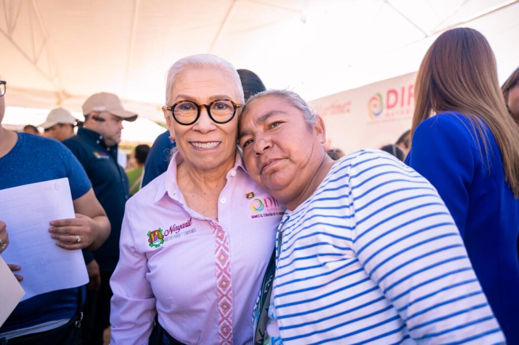 Beatriz Estrada acerca bienestar integral a familias de la colonia Puerta de la Laguna, en Tepic.