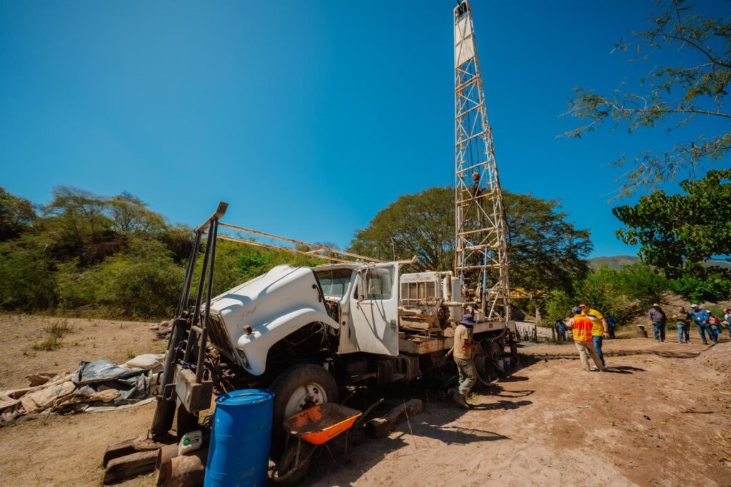 Miguel Ángel Navarro Quintero, inició una gira de trabajo en Presidio de los Reyes, municipio de Ruiz