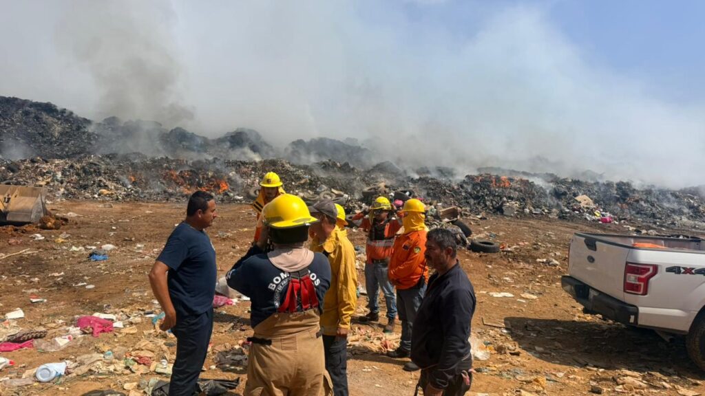 Gobierno del Estado refuerza atención coordinada ante incendio en relleno sanitario de Acaponeta
