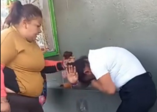 Mujer golpea a la amante de su esposo en la calle y el VIDEO se vuelve viral