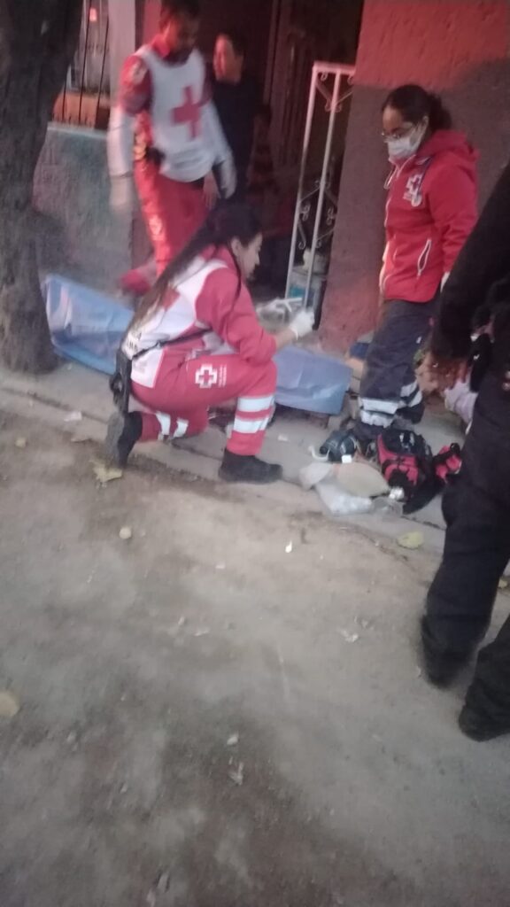 Abuelito perdió la vida tras caer en la banqueta de su domicilio