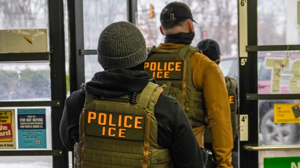 Demanda intenta bloquear arrestos de migrantes que acuden a citas de revisión de casos