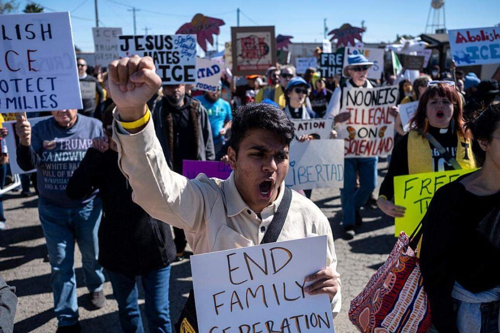 Familias migrantes denuncian meses de encierro y condiciones insalubres en centro de Texas