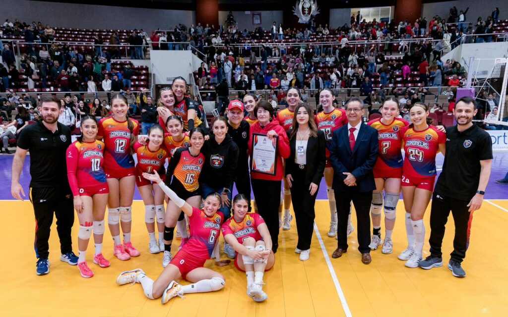 Eloísa “La Chiquis” Cabada recibe homenaje de Coronelas, leyenda del voleibol en Durango