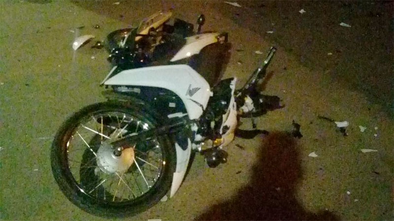 Motociclista frenó en el semáforo en rojo y salió despedido, al caer al suelo quedó herido