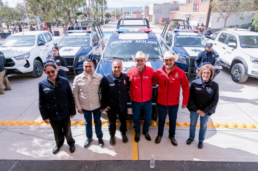 Esteban entrega seis patrullas y equipo para reforzar seguridad en Vicente Guerrero