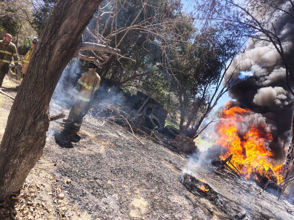 Arden 200 llantas en un predio ubicado cerca de El Nayar, Durango