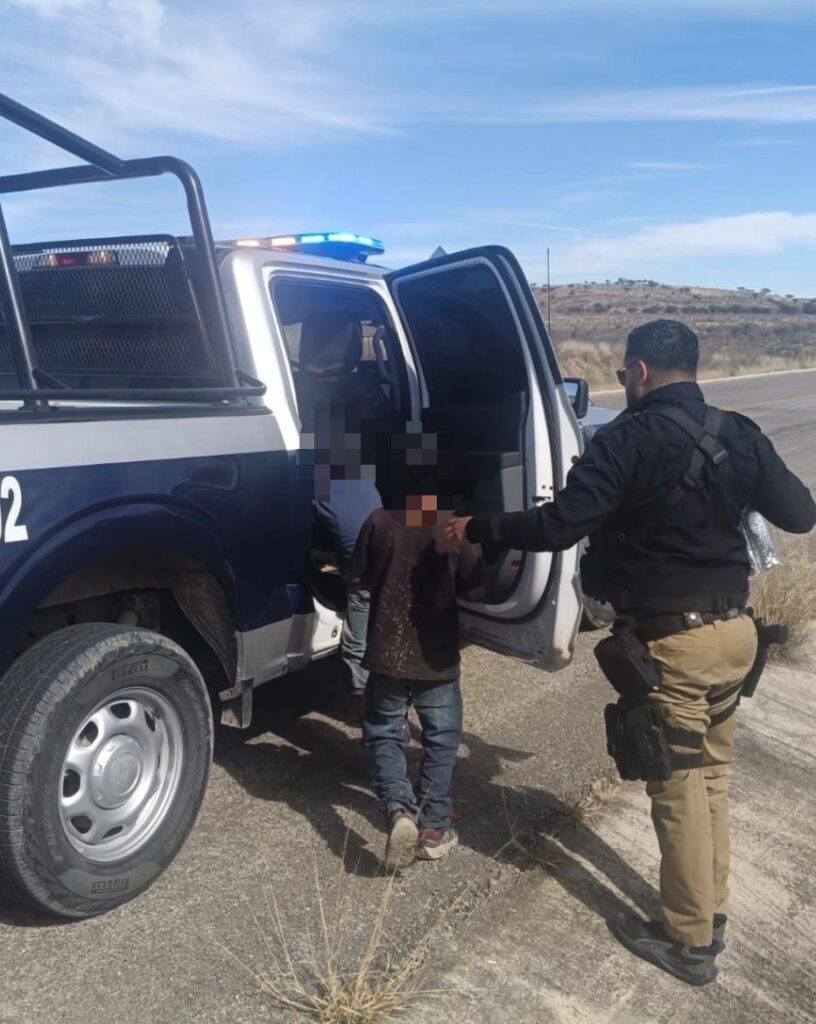 Operativo Dragón resguarda a dos niños que conducían bicicletas en la carretera a Parral