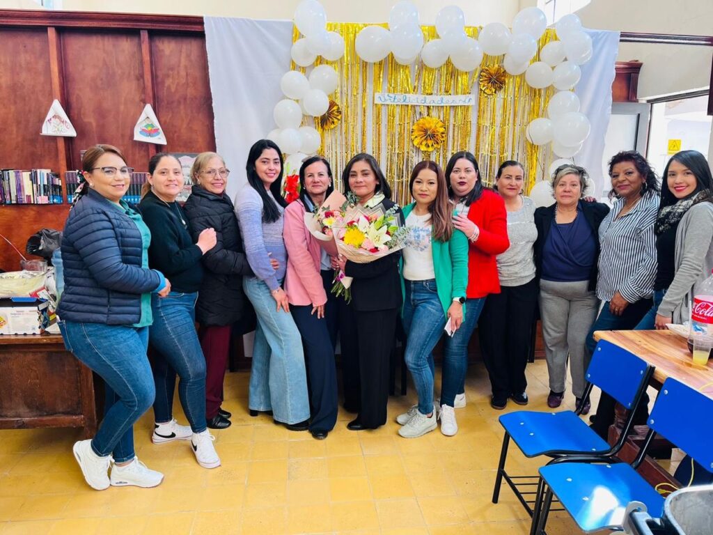 Con el corazón lleno de gratitud, se jubila querida maestra tras 32 años de servicio