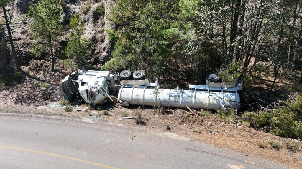 Habilitan carril tras volcadura de unidad con químico en carretera Los Herrera–Topia