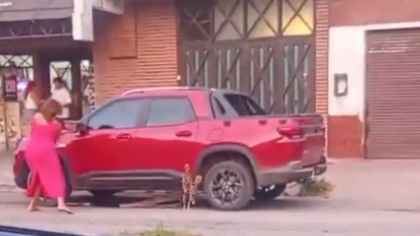VIDEO: Mujer destruye la camioneta de su ex con un martillo porque tiene nueva novia