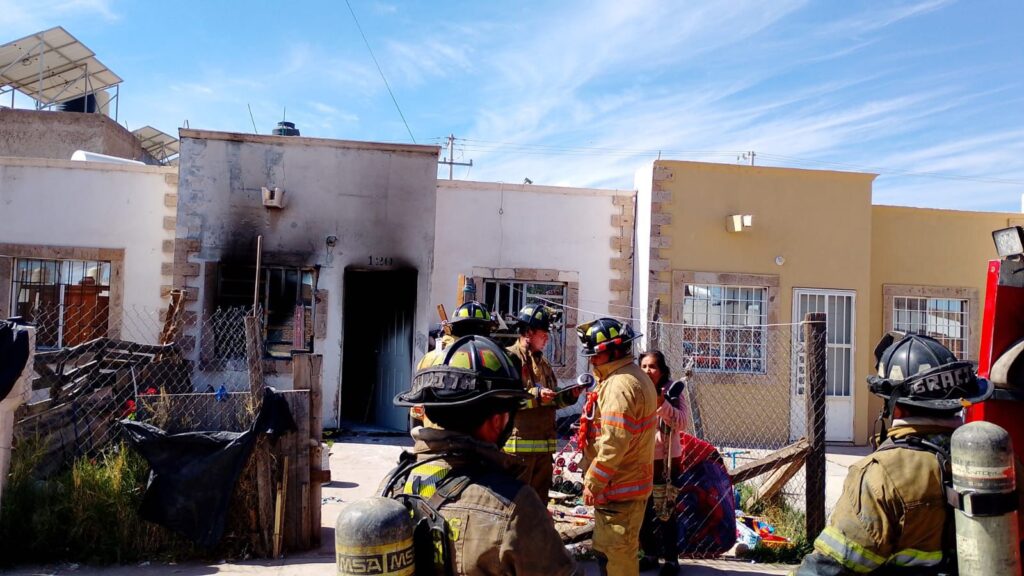 Hermano menor rescató a hombre de incendio; bomberos lo apagan