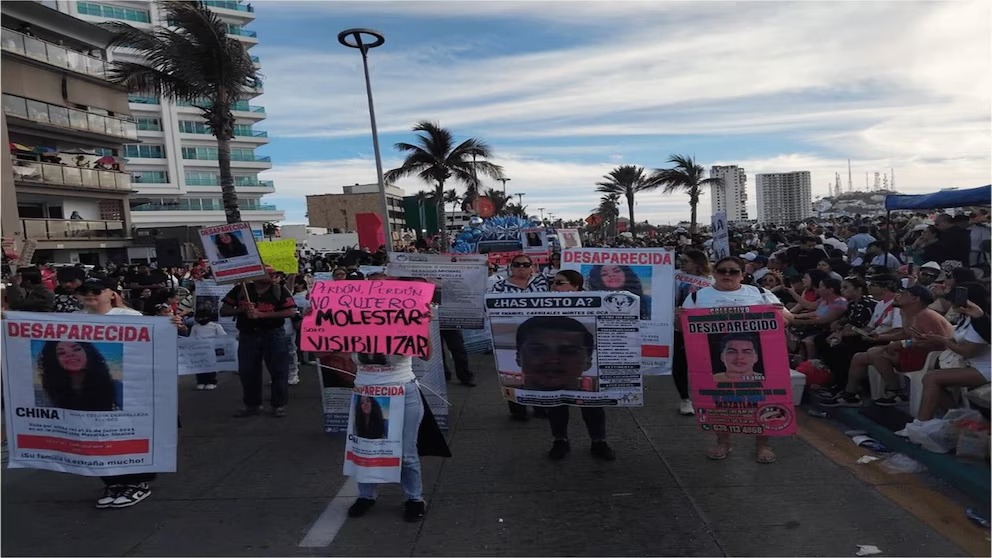 Familiares de desaparecidos se unen al Carnaval de Mazatlán para exigir justicia