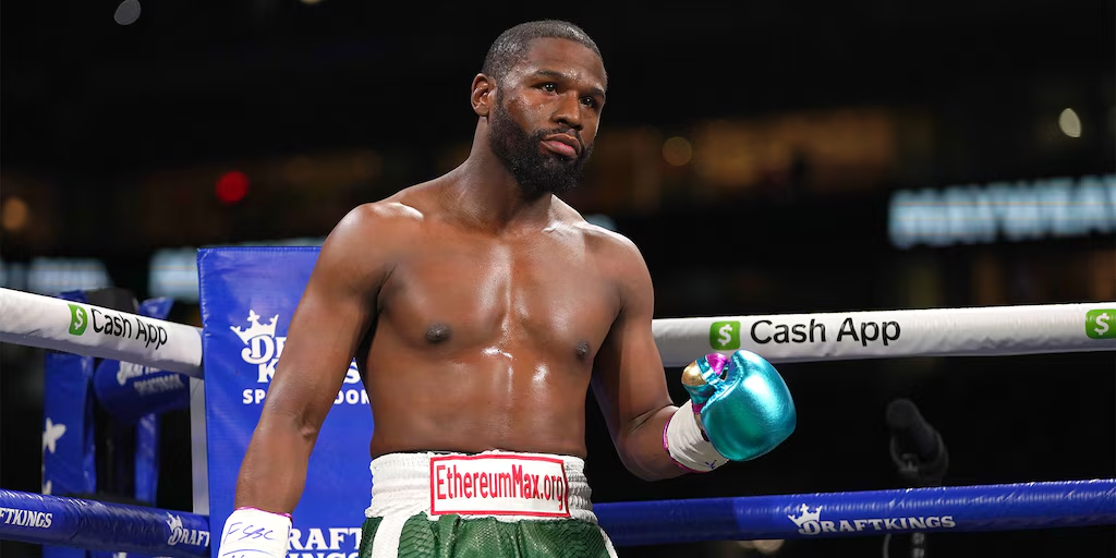 Floyd Mayweather sale del retiro para enfrentar a Mike Tyson