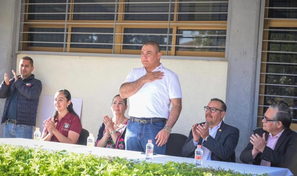 Alcalde de El Arenal dona nuevamente su sueldo para apoyar a estudiantes del CECyTE