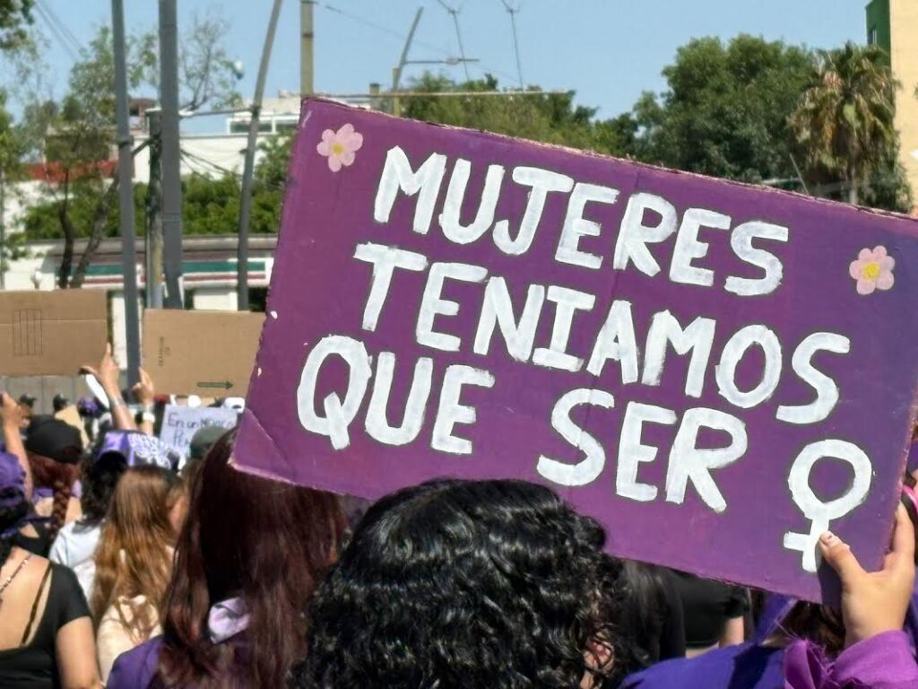Marchan por el Día Internacional de la Mujer; causas justas, pero vandalismo otra vez