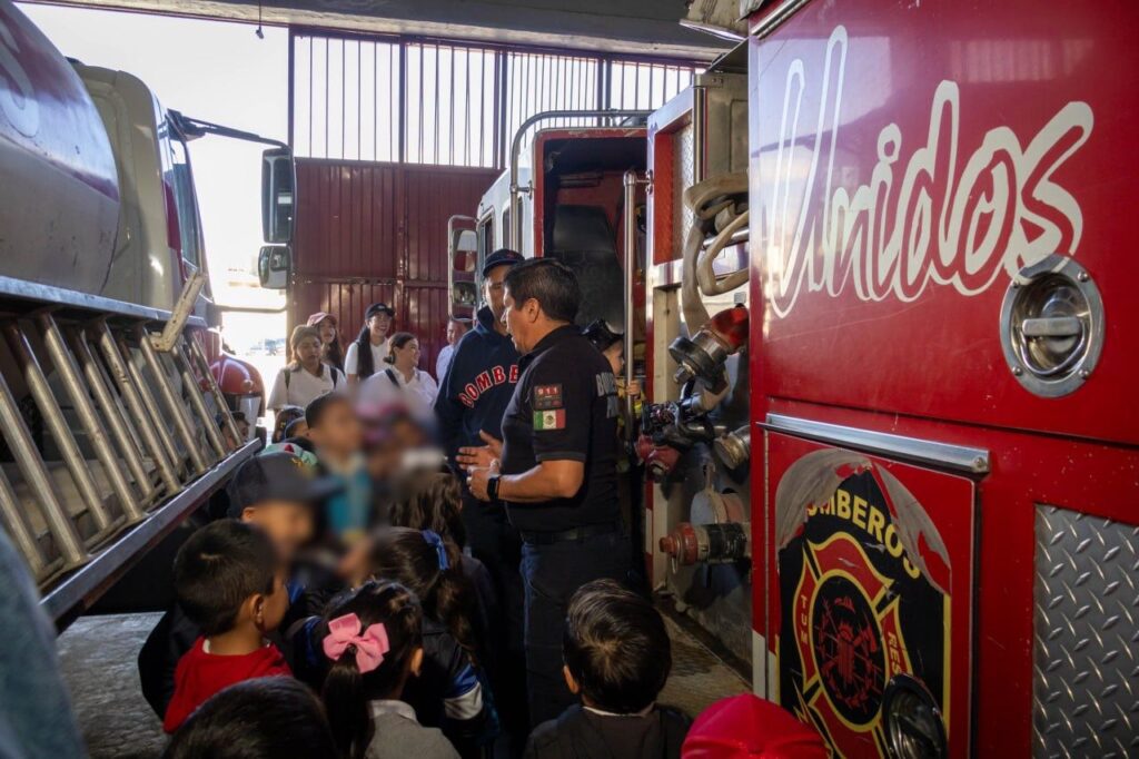 Salvador Calderón Impulsa Cultura de Prevención con Visita Escolar a Estación de Bomberos