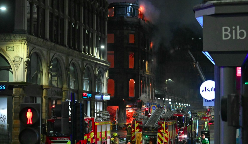 Incendio en el centro de Glasgow, Escocia calcina una cúpula victoriana