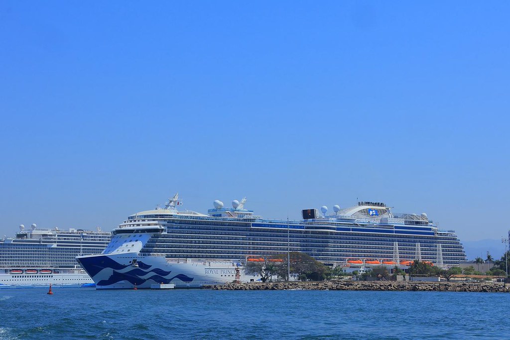 Puerto Vallarta supera los 12 mil visitantes con la llegada de tres cruceros internacionales