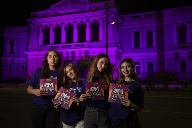 Universitarias de la UdeG se reúnen para conmemorar el 8M con intervención en Rectoría General