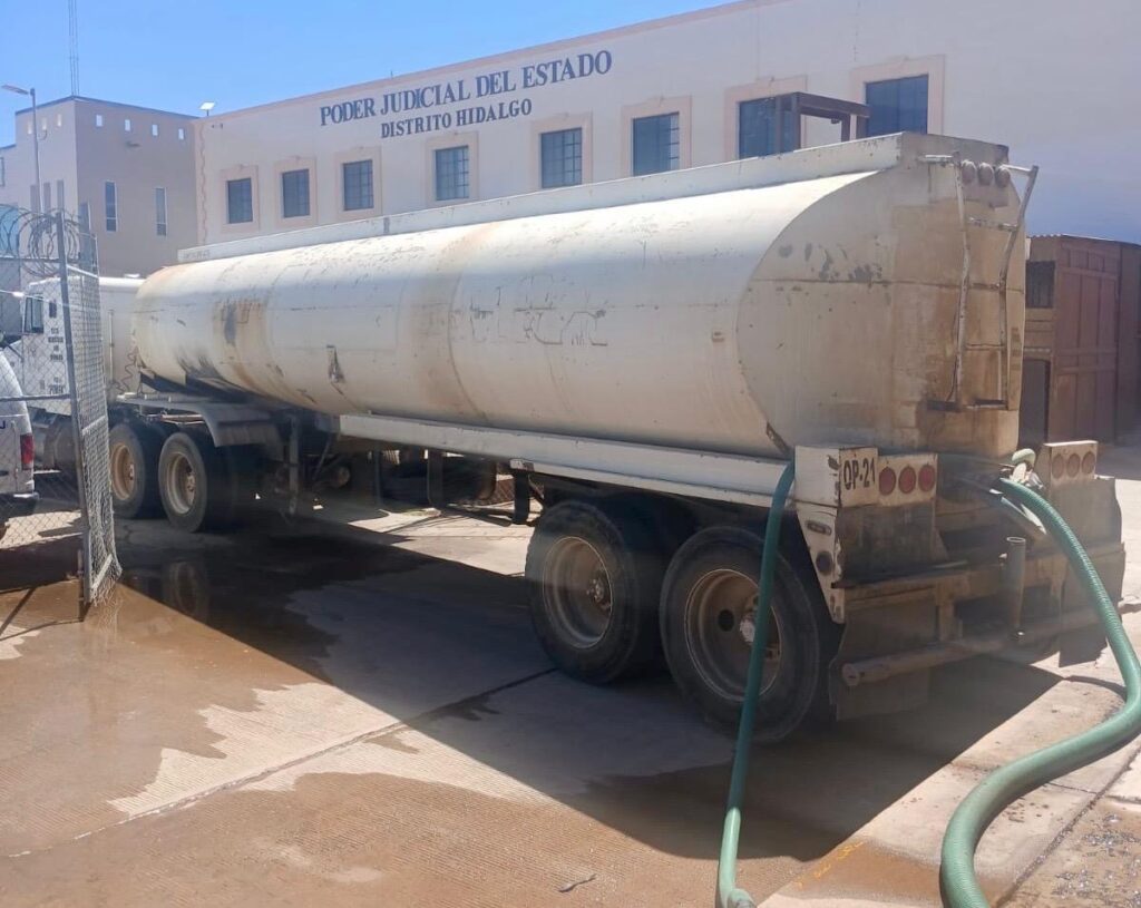 Refuerzan suministro de agua en el Cereso de Parral mediante pipas municipales
