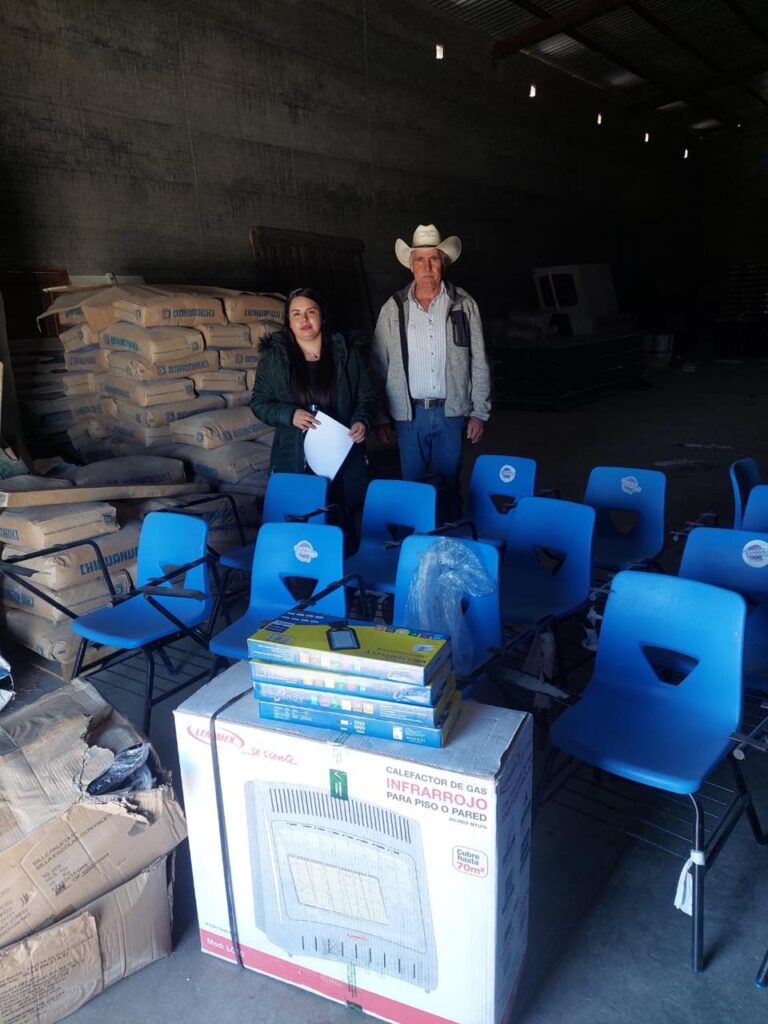 Entrega de Mobiliario a Escuelas en Balleza